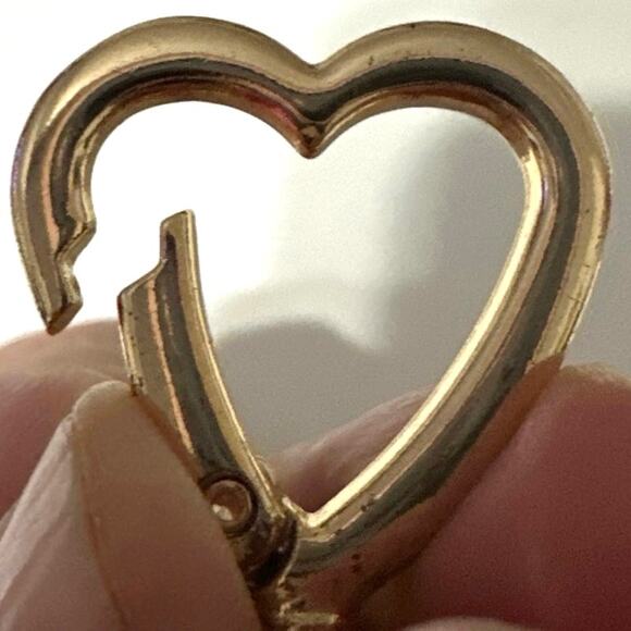 Bag/Purse charm heart shaped clasps w/strand of pearls with flowers charm.  NWT - Picture 2 of 5